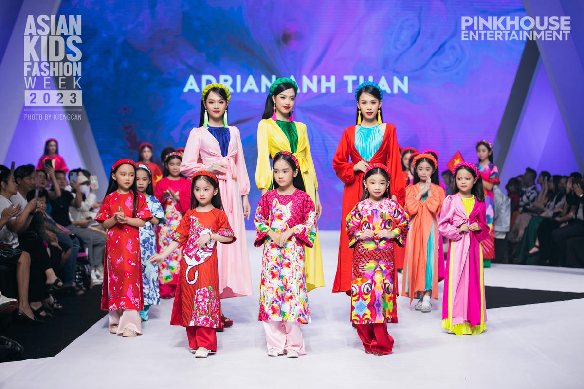 Điều đặc biệt trong phần trình diễn BST “Tình ta” của NTK Adrian Anh Tuấn là sự xuất hiện của Top 3 Hoa hậu Việt Nam 2022: Hoa hậu Huỳnh Thị Thanh Thủy, Á hậu 1 Trịnh Thùy Linh và Á hậu 2 Lê Nguyễn Ngọc Hằng.