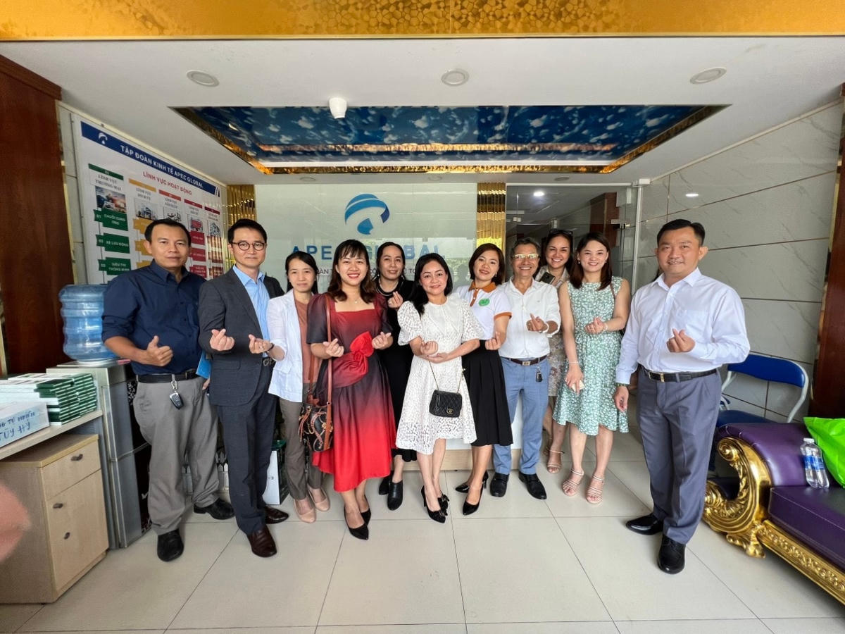 Các Doanh Nghiệp chụp hình lưu niệm sau hội thảo.