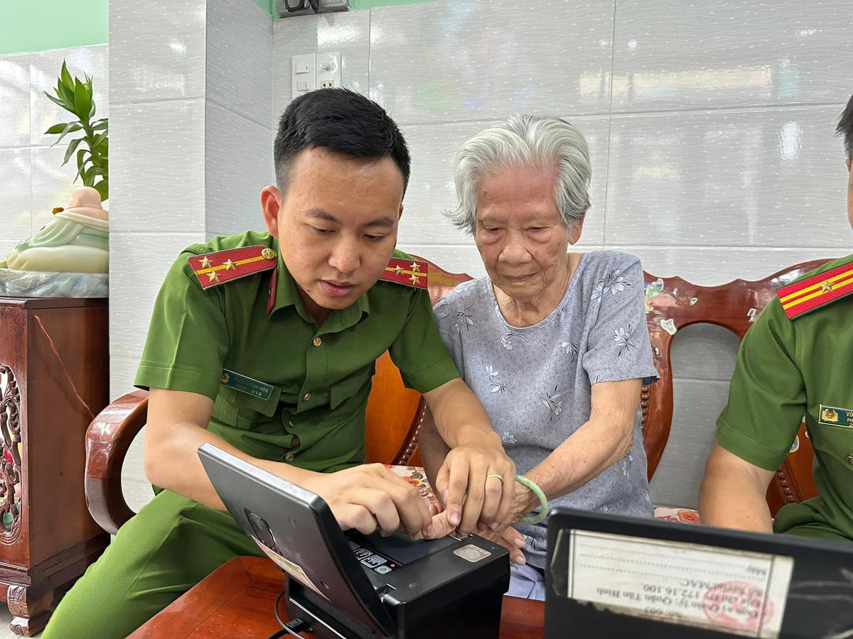 Các tổ lưu động trực tiếp đến tận nhà để thực hiện cấp CCCD cho người già yếu, bệnh tật trên địa bàn TPHCM.