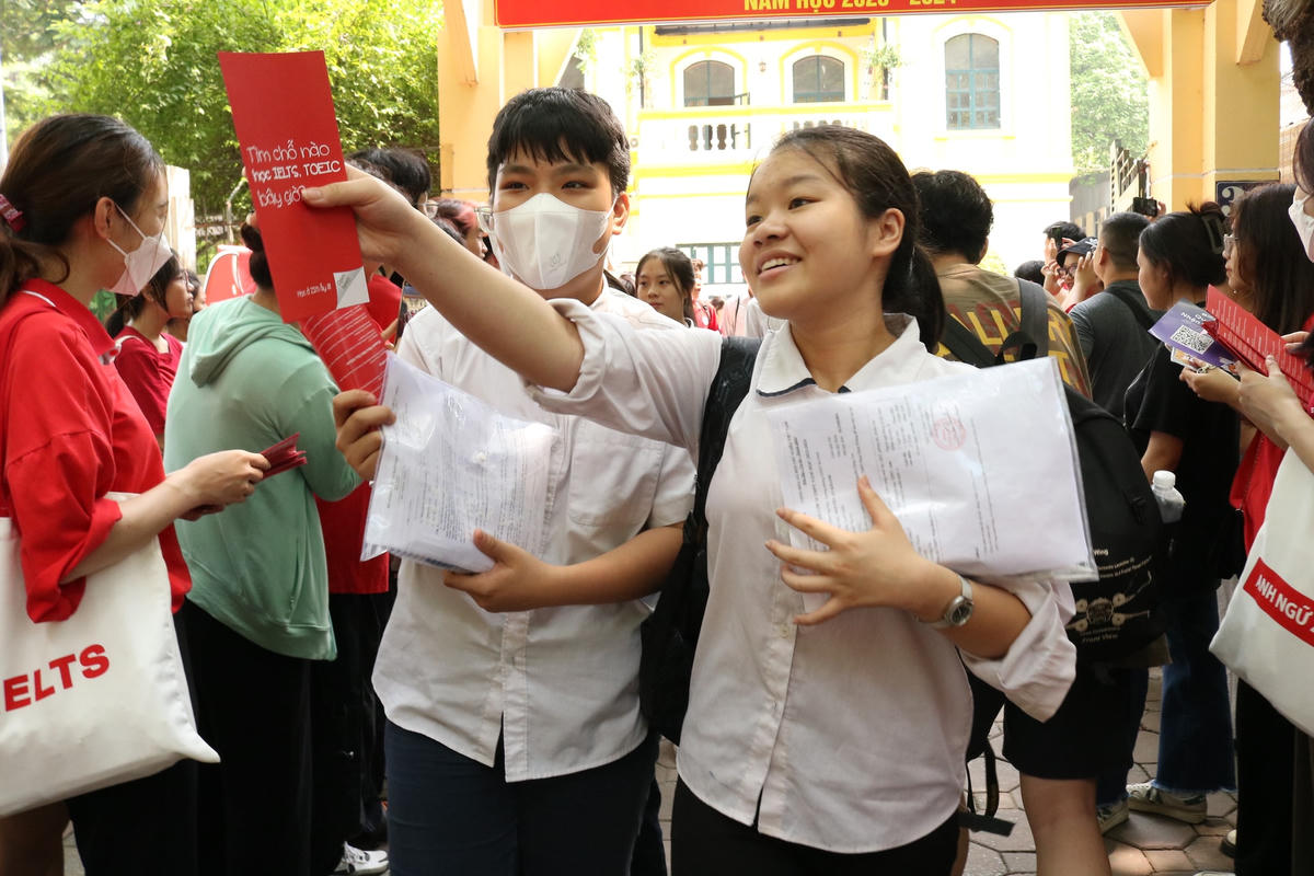 Kết thúc bài thi môn Toán vào 10, thí sinh, phụ huynh như 'trút được gánh nặng’