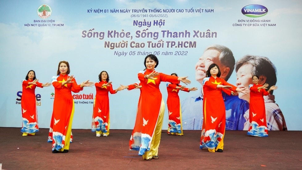 Tinh thần “Sống khỏe, sống thanh xuân” được thể hiện một cách ấn tượng qua các màn biểu diễn múa, tiết mục dưỡng sinh của người cao tuổi Hà Nội và TP Hồ Chí Minh.