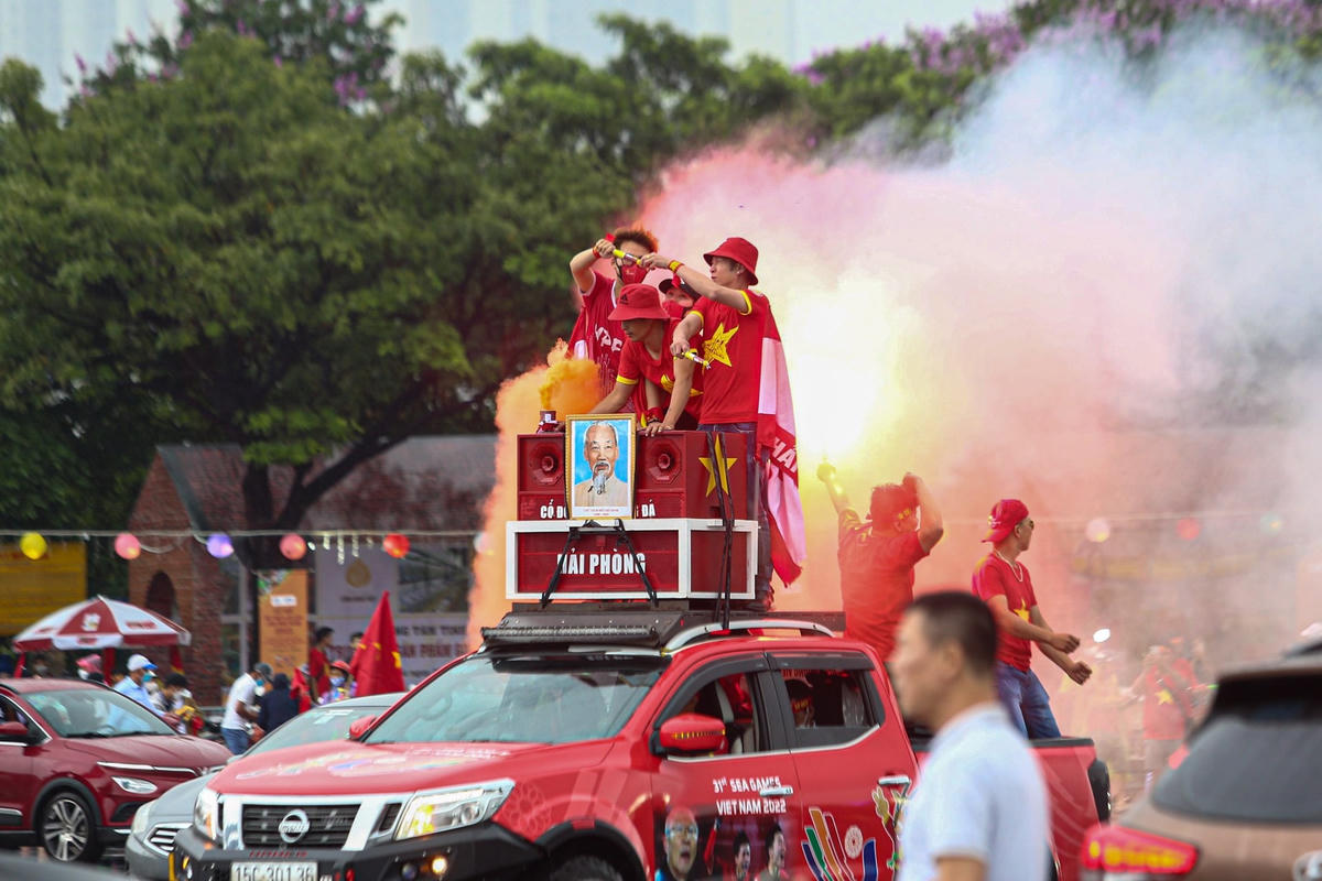 Từ thành phố hoa phượng đỏ, Hội Cổ động viên Hải Phòng đã có mặt trước sân vận động từ rất sớm để tiếp lửa cho thầy trò HLV Park Hang-seo.