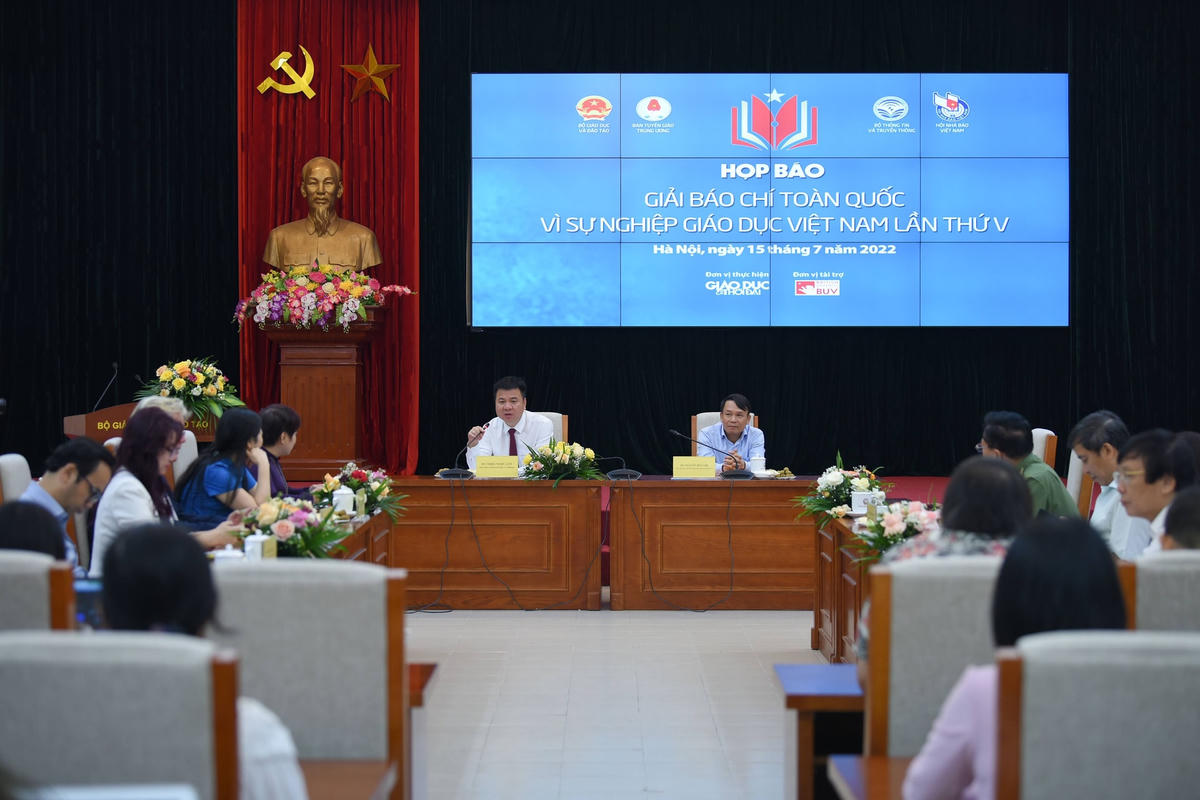 Toàn cảnh buổi họp báo.