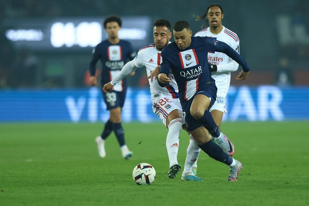 Mbappe bỏ lỡ nhiều cơ hội ghi bàn cho PSG trong trận đấu với Lyon (Ảnh: AP).