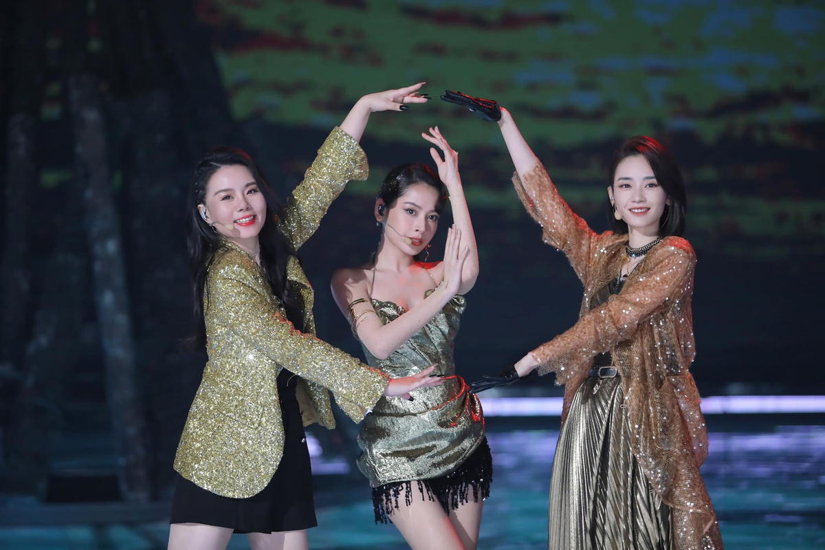 Sau màn nhào lộn ở độ cao 8 m trong vòng công diễn 2, Chi Pu bất ngờ vươn lên hạng 4. 