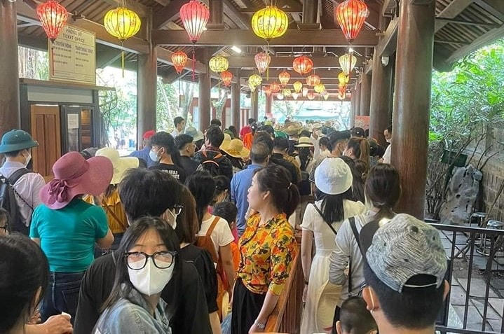 Tình trạng chen chân, xếp hàng diễn ra tại Tràng An gần như thường xuyên trong suốt 5 ngày nghỉ lễ.