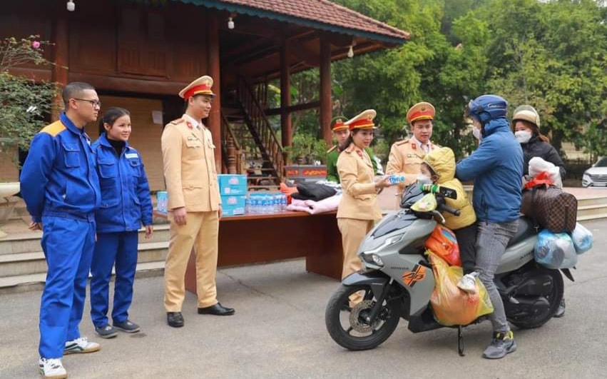 Người dân khi đi đến địa phận Quốc lộ 2 đoạn qua xã Đội Bình sẽ được tặng nước...