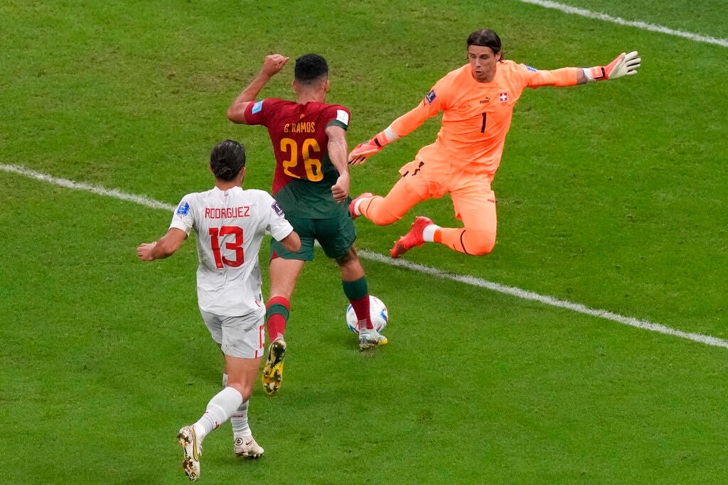 Goncalo Ramos hoàn tất cú hat-trick, nâng tỷ số lên 5-1 cho Bồ Đào Nha (Ảnh: AP).
