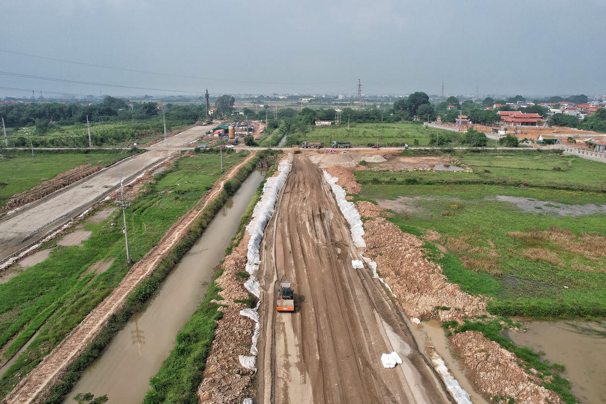 Ông Lưu Hải Đăng tư vấn giám sát gói thầu số 11 chia sẻ, tại gói thầu số 11 có khoảng 90% vị trí phải xử lý nền đất yếu. Các nhà thầu đã huy động cọc xi măng đất để triển khai xử lý. Việc xử lý nền đất yếu rất quan trọng, vì vậy, tư vấn phải tính toán kỹ lưỡng khoan khảo sát từng vị trí để đưa ra các giải pháp thi công khác nhau.