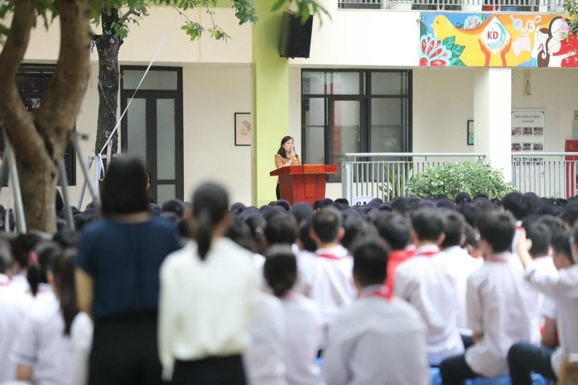 Giáo viên, học sinh trường THCS Khương Đình tưởng niệm các nạn nhân vụ cháy.
