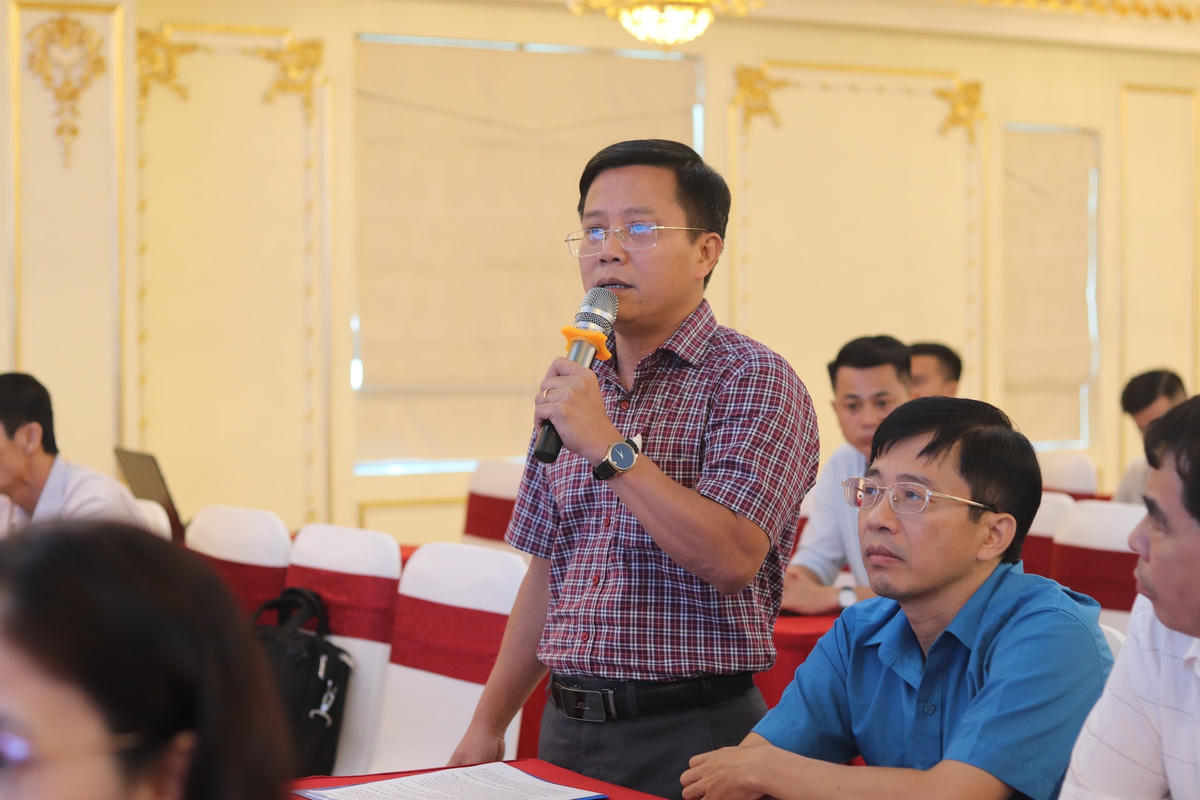 Các đại biểu đặt câu hỏi về một số vấn đề được dư luận quan tâm đối với lãnh đạo LĐLĐ tỉnh Thanh Hóa.