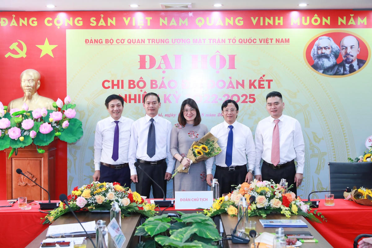 Ra mắt Chi ủy Chi bộ Báo Đại Đoàn Kết nhiệm kỳ 2022-2025.