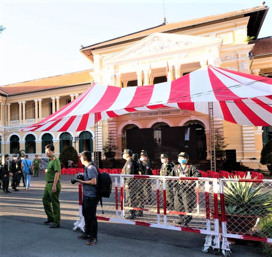 Tòa án Nhân dân TP HCM dựng rạp lớn trước tòa để phục vụ phiên tòa xét xử.