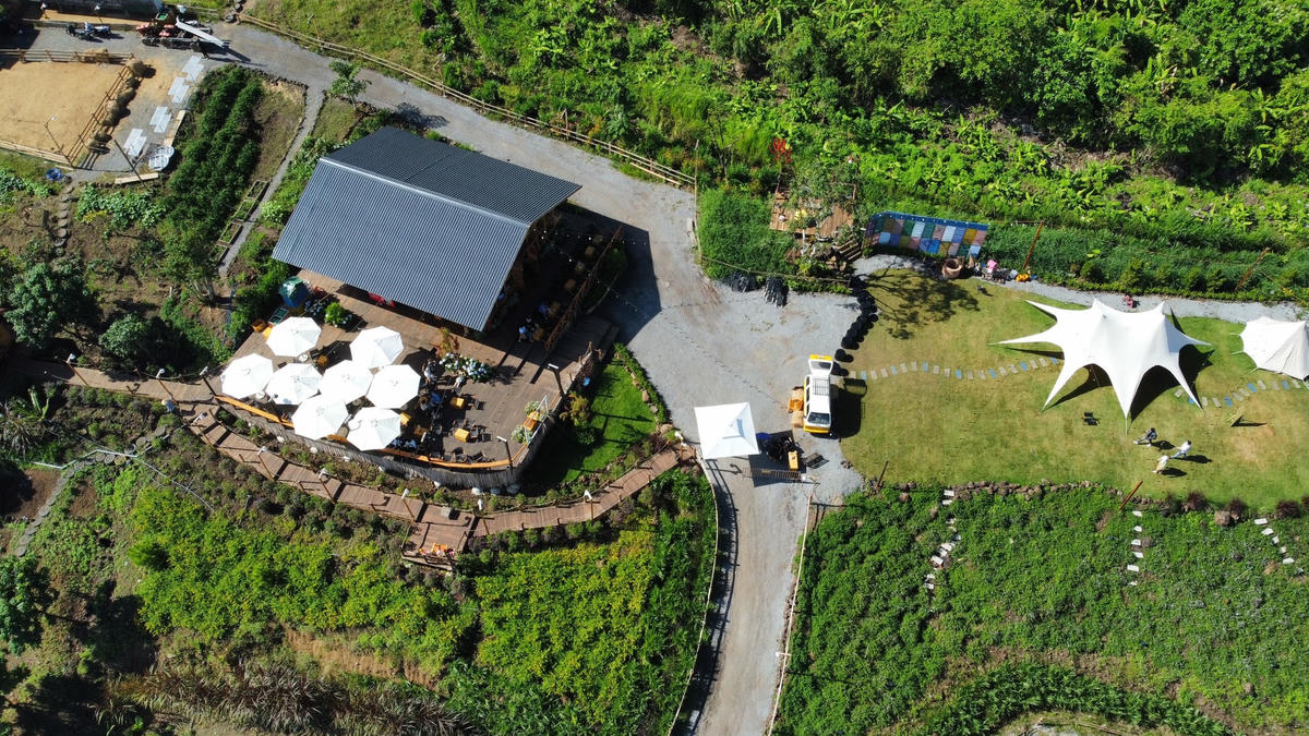 Nhiều hạng mục như nhà trưng bày sản phẩm và bán hàng, khu check-in được xây dựng quy mô. Ảnh: Mạnh Thìn.