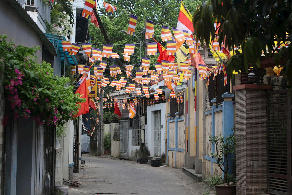 Tại nhiều khu dân cư, các Phật tử cũng trang trí cờ, lồng đèn... tạo nên không khí rộn ràng, rực rỡ sắc màu. Ảnh: N.Q.