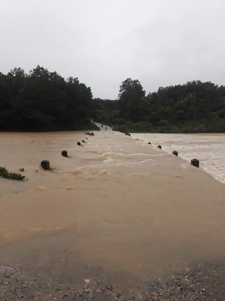 [Ảnh]: Nhiều huyện miền núi ở Thanh Hóa bị ngập, chia cắt do mưa lớn