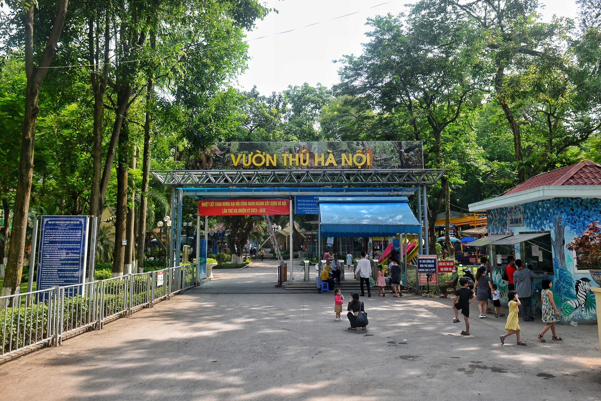 Ngay từ sáng sớm ngày 1/6, ghi nhận của PV Báo Đại Đoàn Kết tại Công viên Thủ Lệ (phường Ngọc Khánh, quận Ba Đình, Hà Nội), đã có rất đông người dân từ khắp nơi đổ về vui chơi.