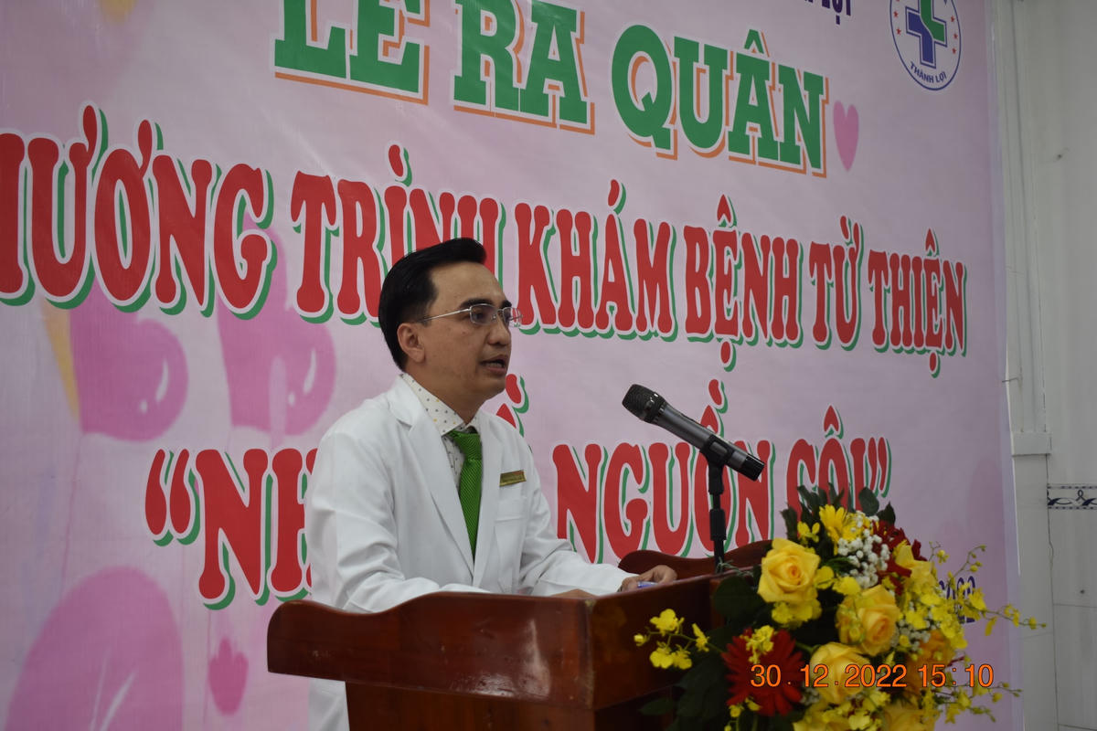 Bác sĩ Trần Phước Lộc, Phó Giám đốc Phòng khám đa khoa Thành Lợi phát biểu tại buỗi lễ ra quân khám bệnh từ thiện.