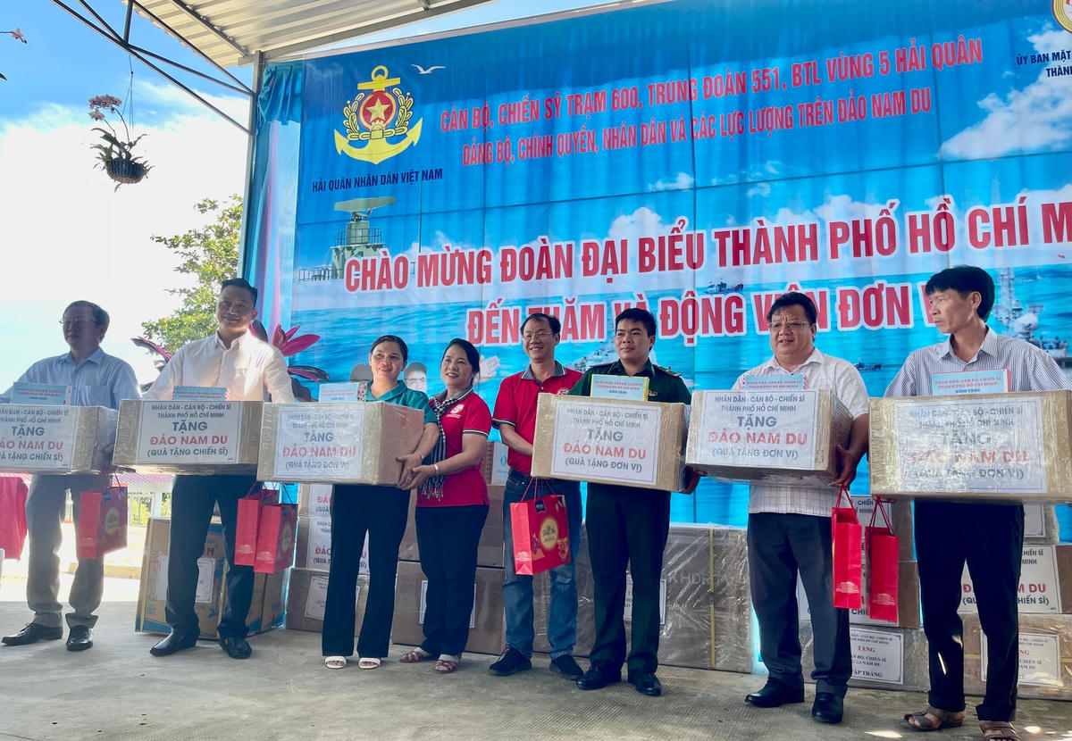 "Nhật ký" hành trình gần 1.000 hải lý mang nghĩa tình tới biển đảo Tây Nam