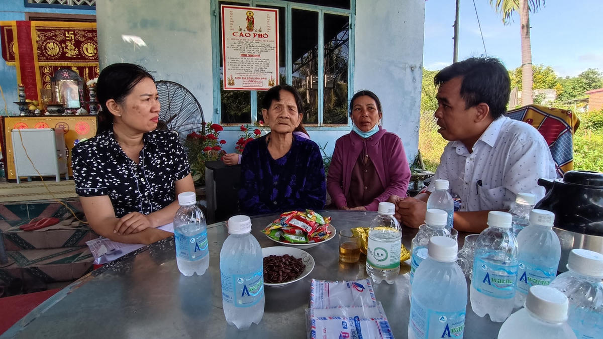  Lãnh đạo huyện Van Ninh, thăm hỏi và động viên gia đình có người bị nạn.