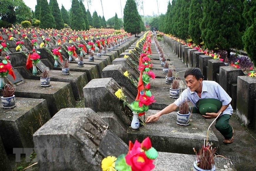 Để bờ cõi biên cương được bình yên, hàng nghìn thanh niên trai tráng, bộ đội, quân và dân ta đã ngã xuống. Những ngôi mộ liệt sĩ “chưa biết tên” đã làm nên tên tuổi của một dân tộc anh hùng. Trong ảnh: Cựu chiến binh trở lại Nghĩa trang liệt sĩ Quốc gia Vị Xuyên (Hà Giang), thắp nén hương thơm tưởng nhớ những người đồng đội đã hy sinh. Ảnh: Thanh Tùng/TTXVN.