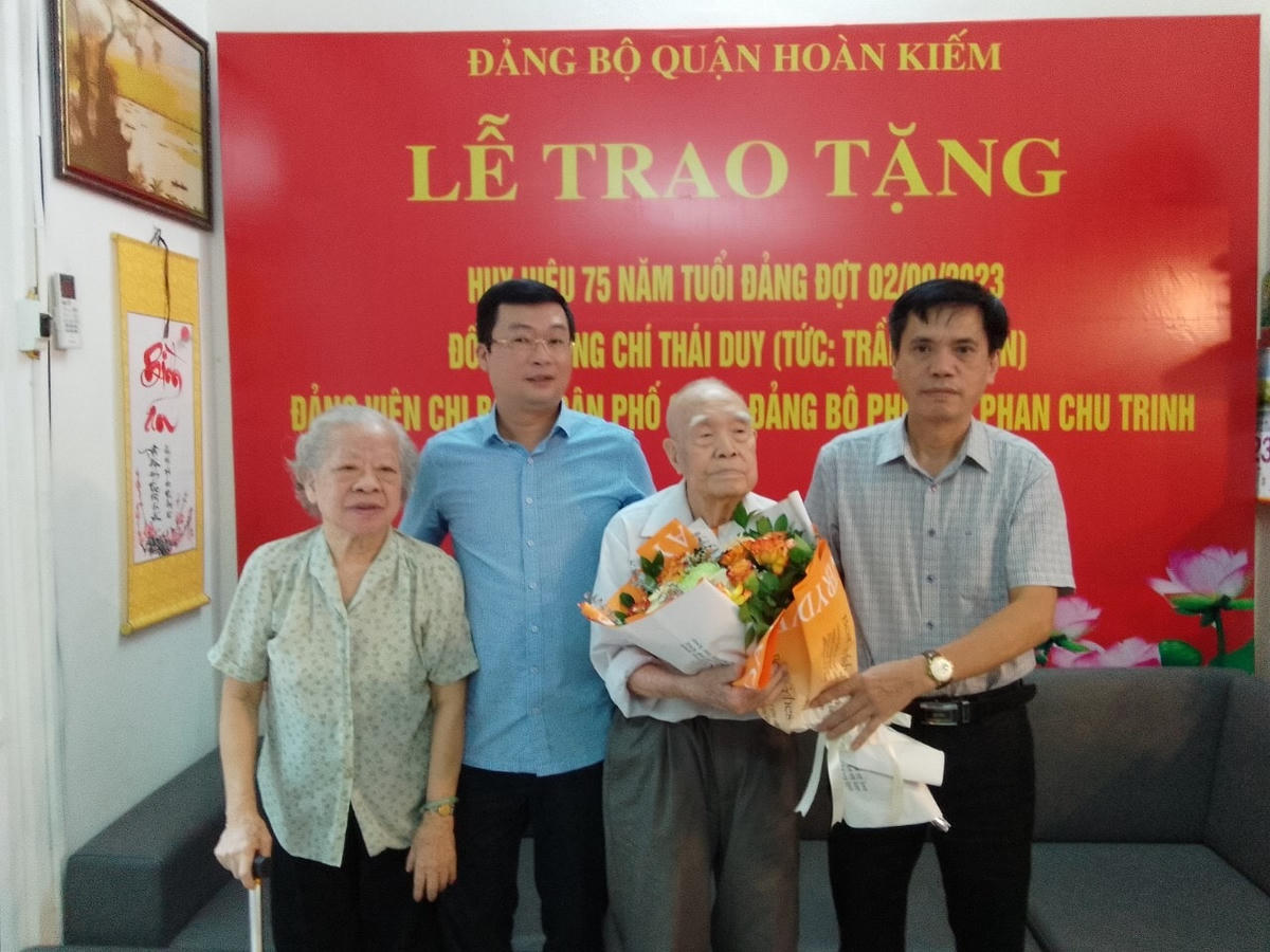 Lãnh đạo Phường Phan Chu Trinh tặng hoa chúc mừng nhà báo Thái Duy.