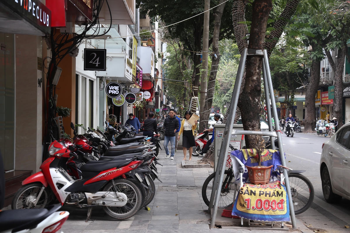 Ông Nguyễn Xuân Hùng, người dân kinh doanh tại phường Đồng Xuân chia sẻ: "Chúng tôi hầu hết ai cũng có nhu cầu buôn bán, phía nhà ngoài mặt đường thì đã có vị trí kinh doanh đẹp, nhưng còn phía bên trong không có nơi buôn bán nên buộc phải ra vỉa hè để mưu sinh".