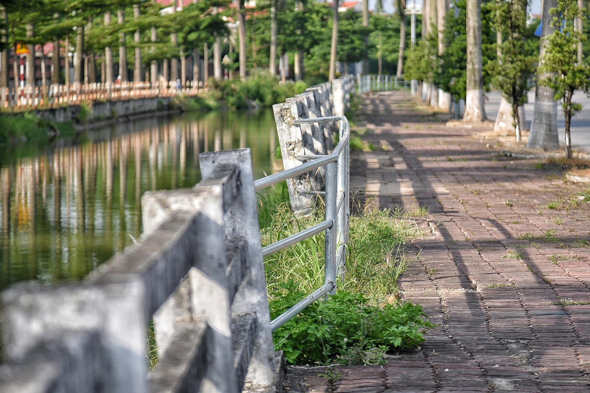 Theo ghi nhận của PV Báo Đại Đoàn Kết Online, đoạn kênh Đan Hoài qua địa bàn xã Hạ Mỗ đã bị xuống cấp, hư hỏng. Có khoảng 20 vị trí hư hỏng, trong đó 10 đoạn lan can bị đứt gãy, đổ xuống lòng mương.