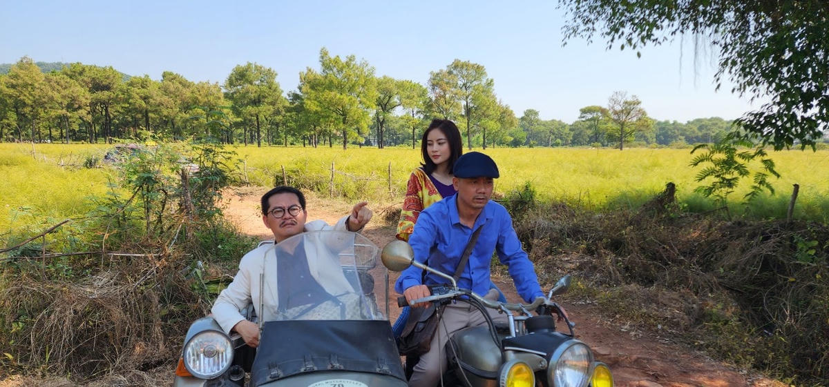 Đạo diễn Bình Trọng (áo xanh) nói, Tết là thời điểm cạnh tranh doanh thu giữa các nhà làm phim. Ảnh: NVCC. 