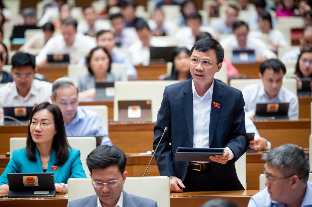 Đại biểu Quốc hội chất vấn trực tiếp tại Hội trường, ngày 7/11. Ảnh: Quang Vinh.