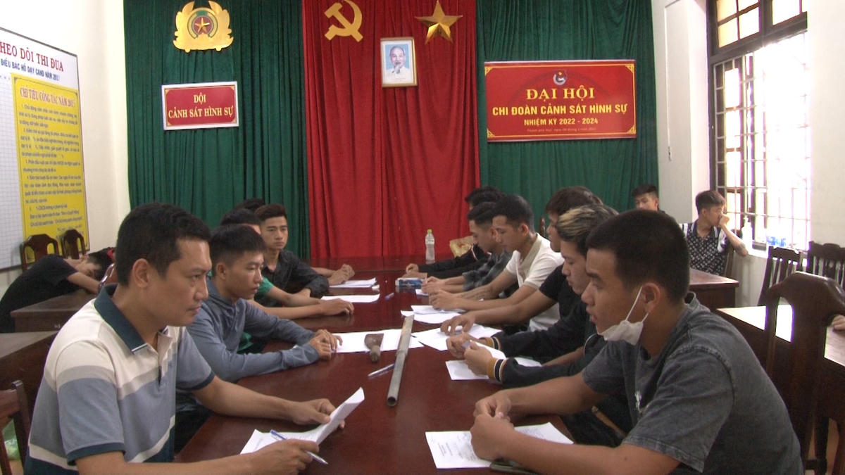 Các đối tượng tại cơ quang Công an. Ảnh: Công Quang.