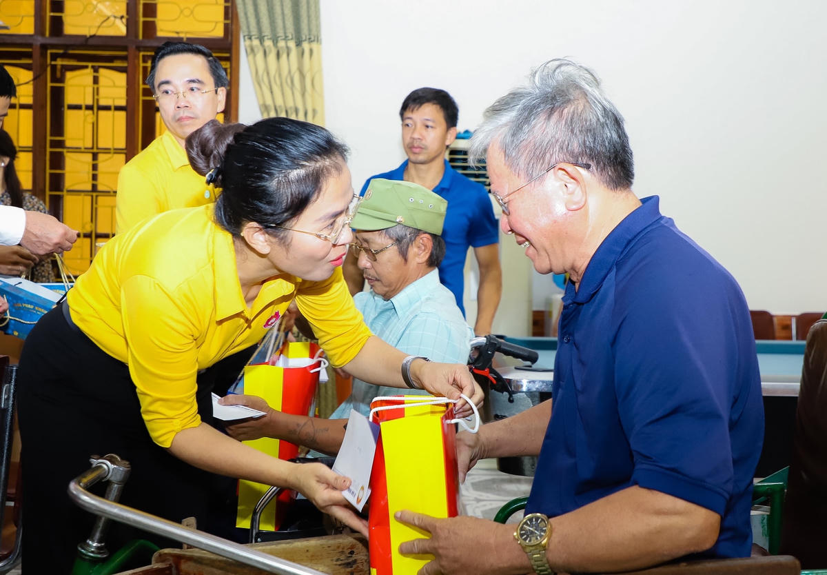 Đại diện Uỷ ban MTTQ tỉnh Nghệ An, huyện Nghi Lộc tặng quà cho các thương binh nhân dịp 76 năm ngày Thương binh - Liệt sĩ.