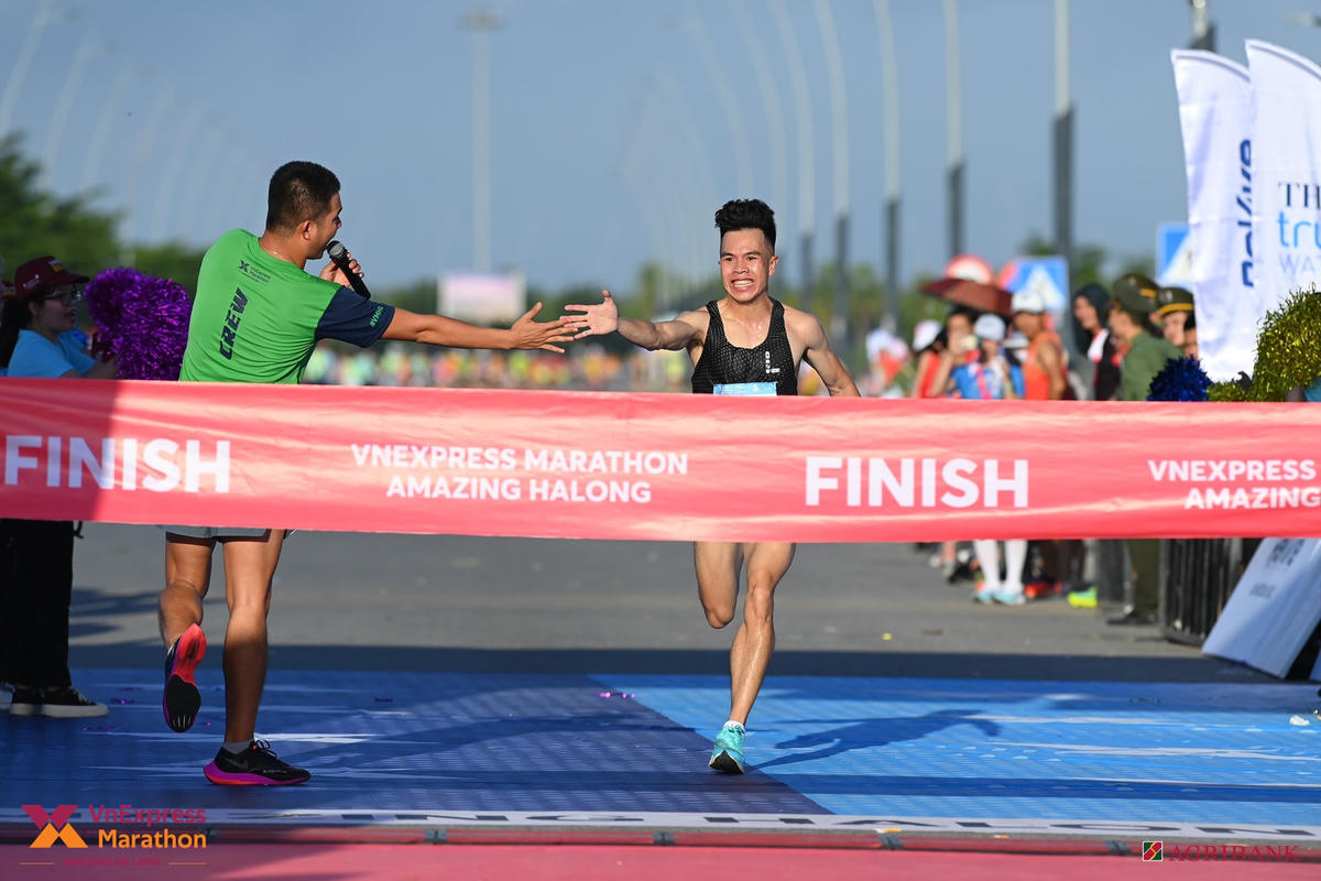 138 VĐV xuất sắc 'giật thưởng' trong giải chạy VnExpress Marathon Amazing Hạ Long