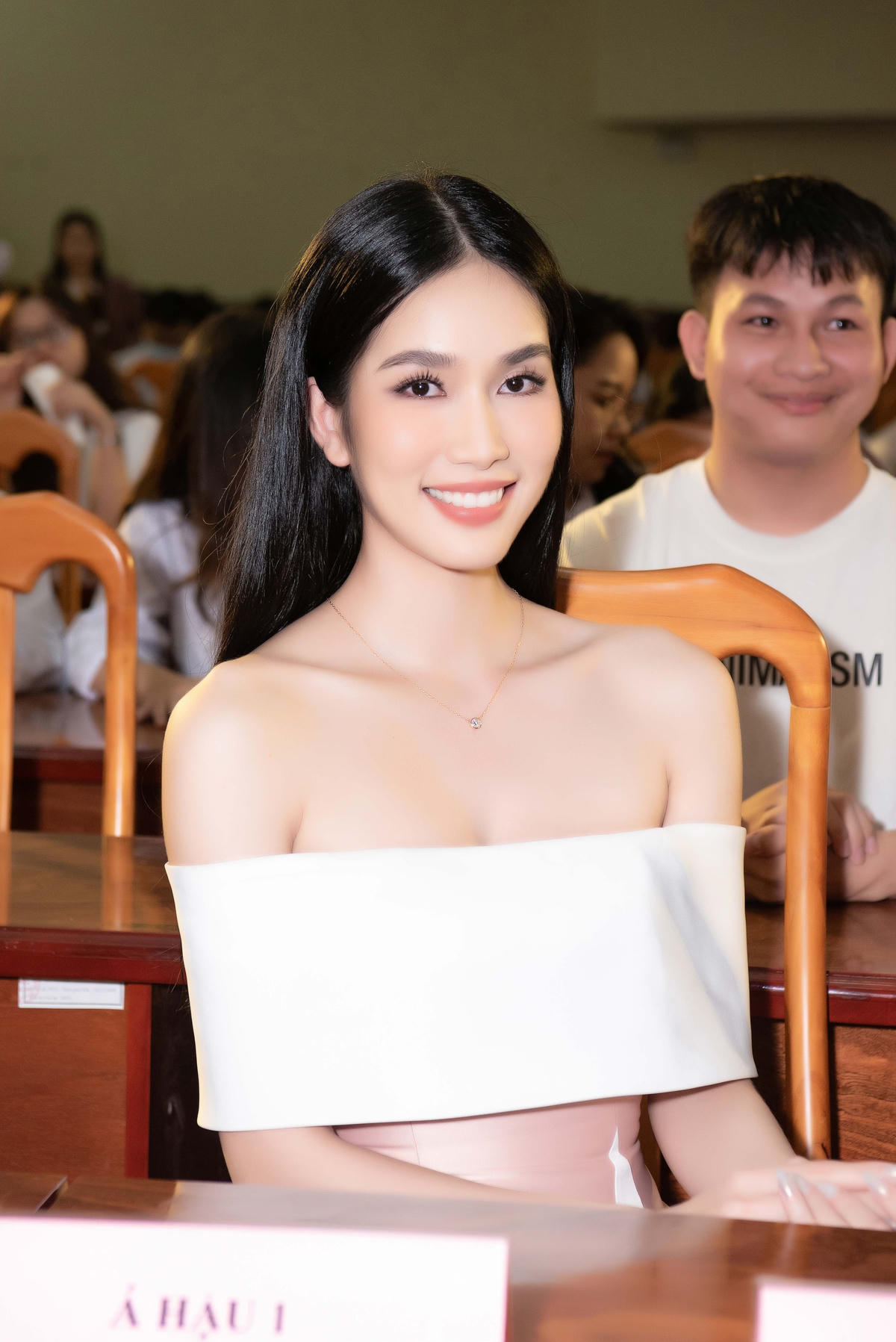 Diện thiết kế trễ vai, Á hậu Phương Anh chiếm trọn trái tim người hâm mộ. 