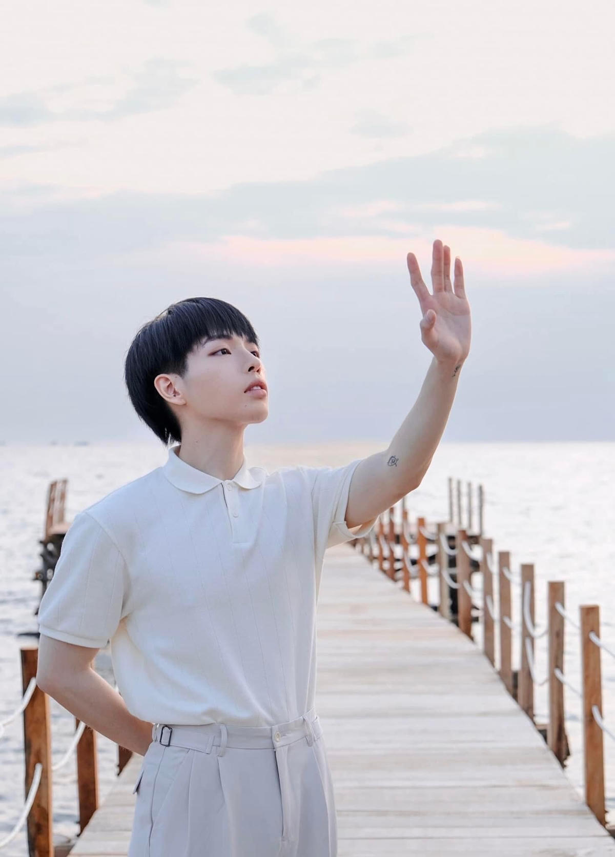 Theo nam ca sĩ, tâm lý sợ bạn bè dọa nạt, sợ người lớn không hiểu, khiến nhiều đứa trẻ phải chịu đựng nạn bạo lực học đường suốt một thời gian dài.
