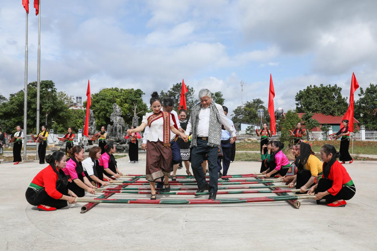 Nhảy sạp là một nét văn hóa đặc trưng và độc đáo của đồng bào dân tộc Thái. Là loại hình văn hóa mang tính gắn kết cộng đồng cao. Tiếng sạp rộn ràng trong tiếng nứa, tiếng thanh tre gõ nhịp nhàng, hòa chung với tiếng trống, tiếng chiêng.. Tất cả như bức tranh sống động báo hiệu 1 năm mùa màng bội thu, ấm no và hạnh phúc.