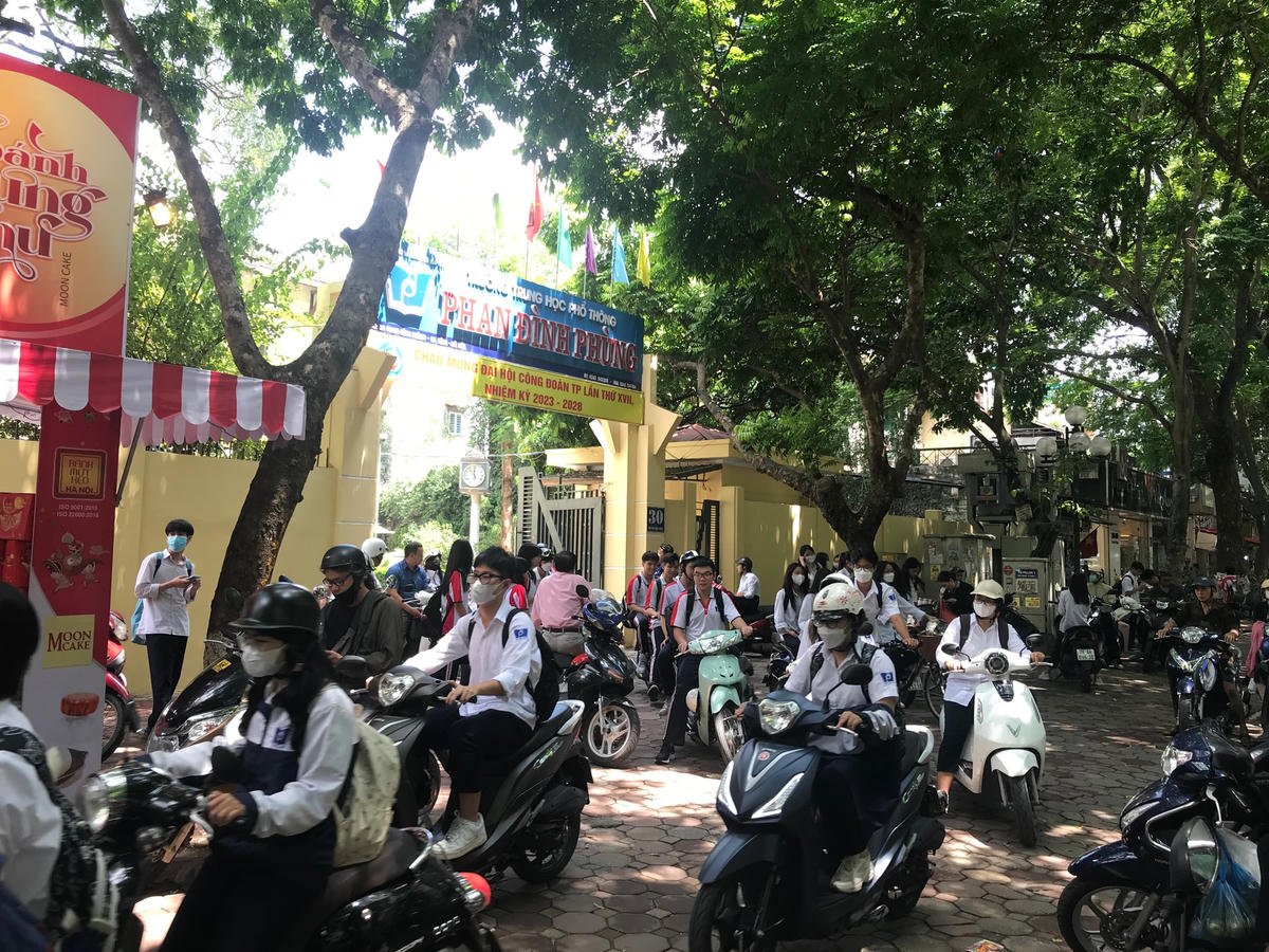 Cần tăng cường sự phối hợp trong việc giáo dục học sinh, nâng cao ý thức chấp hành Luật Giao thông đường bộ. Ảnh: Đức Quang.