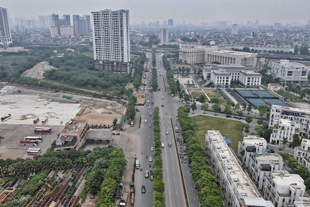 Trên tuyến đường Chu Văn An gần khu vực nhà máy xử lý nước thải Yên Xá cũng đang có nhiều lô cốt chiếm hơn nửa lòng đường.