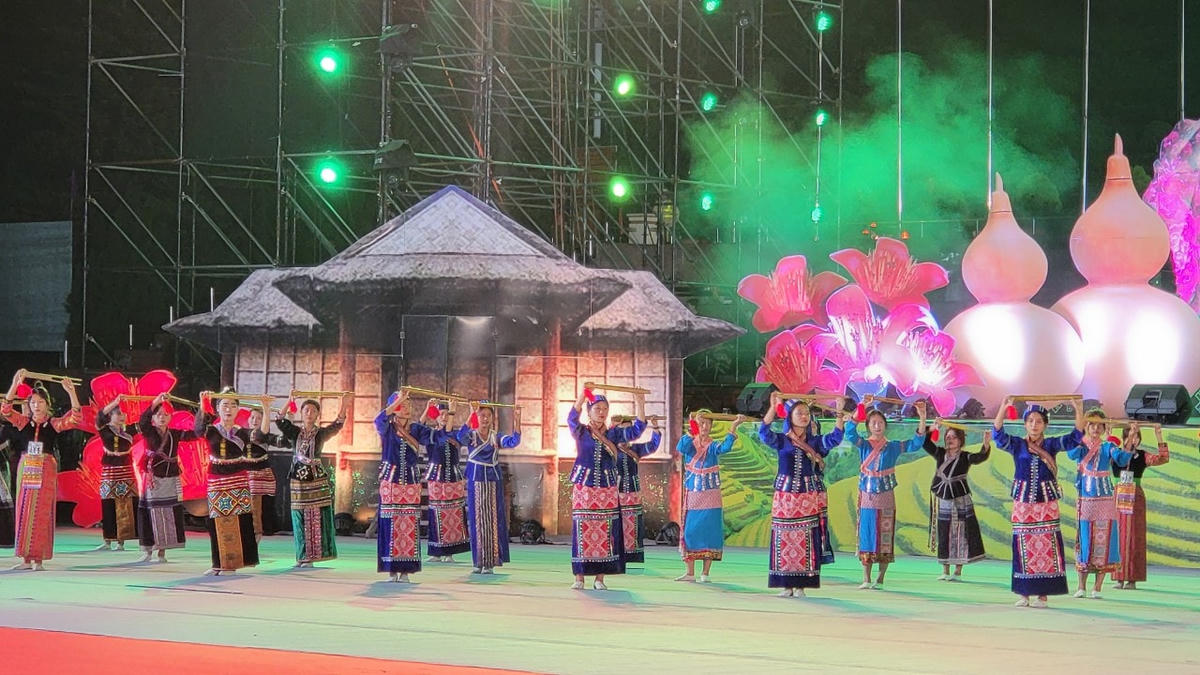 Rộn ràng sắc màu Ngày hội văn hóa các dân tộc rất ít người