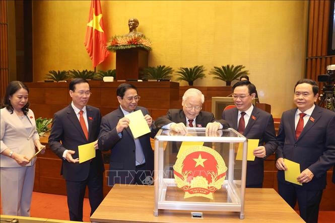 Tổng Bí thư Nguyễn Phú Trọng và các đồng chí lãnh đạo Đảng, Nhà nước, đại biểu Quốc hội bỏ phiếu bầu Chủ tịch nước. Ảnh: TTXVN.