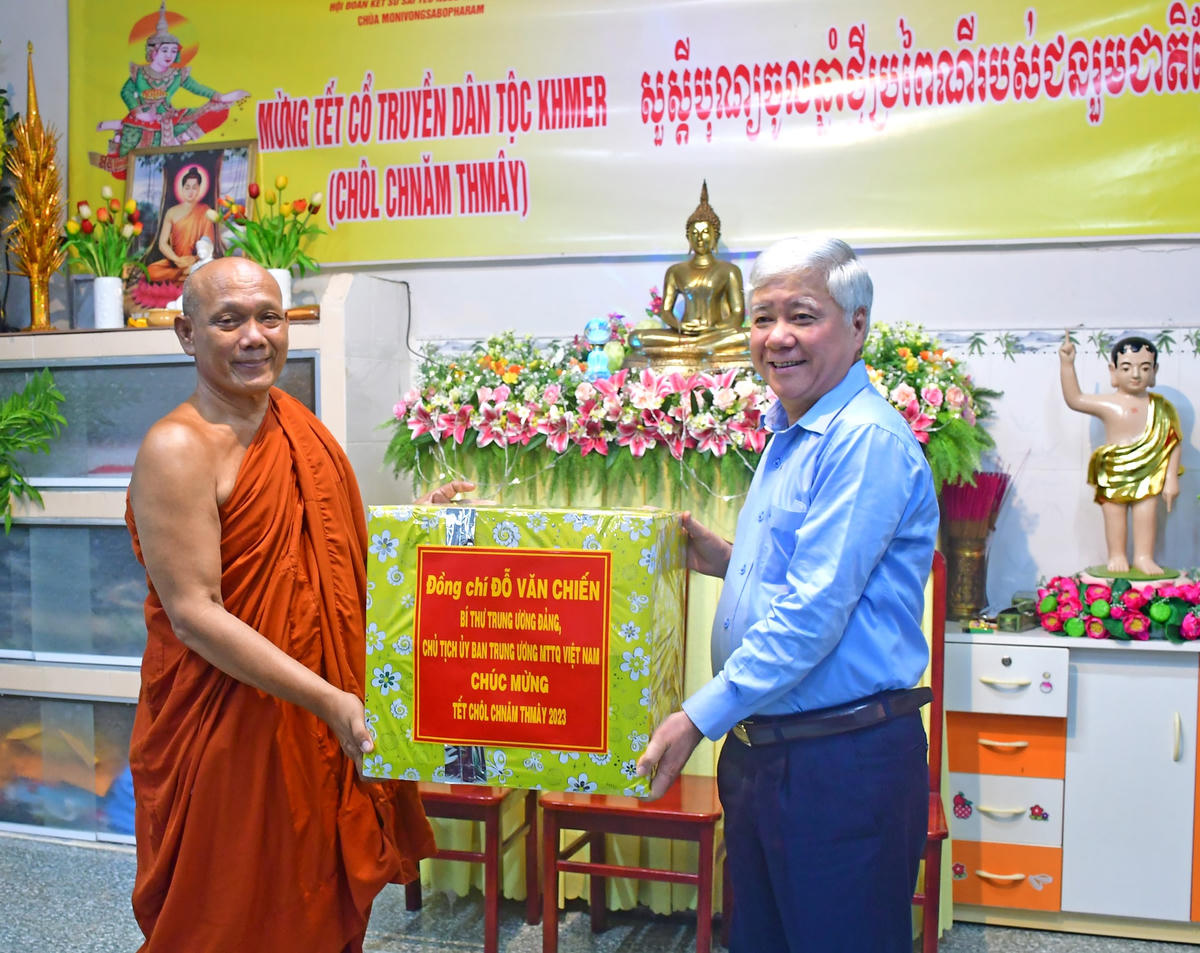 Chủ tịch Đỗ Văn Chiến tặng quà chúc tết Chôl Chnăm Thmây Hội Đoàn kết sư sãi yêu nước tỉnh Cà Mau.