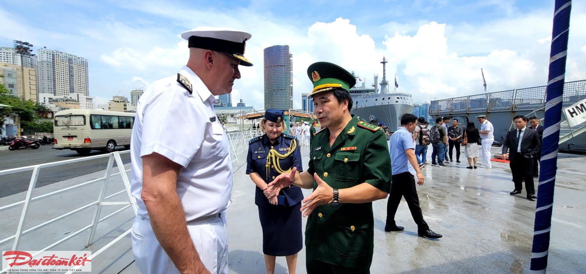 Thượng tá Nguyễn Anh Đức (Phó Tham mưu trưởng Bộ đội Biên phòng TPHCM, bên phải) trao đổi  trao đổi với Chuẩn đô đốc James Gilmour - Tư lệnh Liên quân New Zealand.