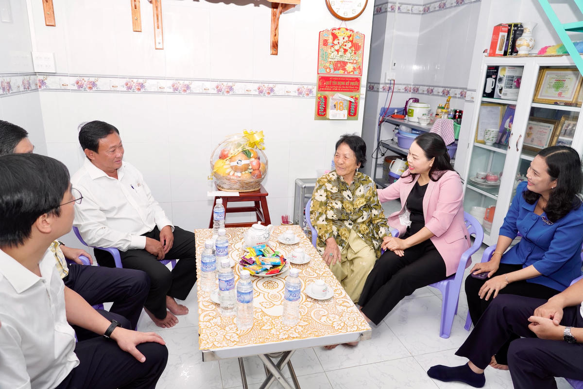 Phó Chủ tịch - Tổng Thư ký Nguyễn Thị Thu Hà thăm Mẹ VNAH Bùi Thị Hai.