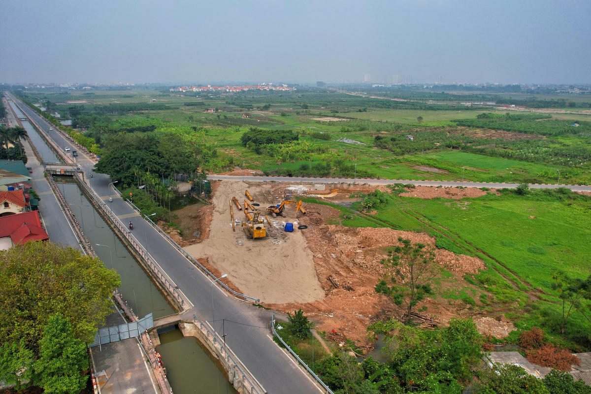 Ông Nguyễn Chí Cường, Giám đốc Ban Quản lý dự án đầu tư xây dựng công trình giao thông thành phố Hà Nội cho hay, đối với dự án thành phần 2.1 các nhà thầu thi công đã hoàn thiện các thủ tục xây dựng, trong đó đã xây dựng lán trại, huy động máy móc, thiết bị, trình nguồn vật liệu đầu vào và tần suất,...phục vụ thi công công trình. Trong đó các nhà thầu đã huy động trên 200 kỹ sư, công nhân kỹ thuật; 39 máy đào; 30 lu rung; 26 máy ủi; 3 dây chuyền khoan cọc nhồi; 1 dây chuyền thi công cọc xi măng đất; 1thiết bị thi công giếng cát để tổ chức thi công; 1 máy cắm bấc thấm.