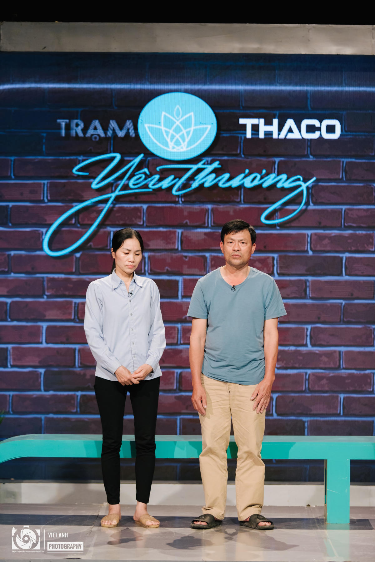 Chị Nguyễn Thị Hà và anh Ngô Văn Thu rơm rớm nước mắt khi tới với "Trạm yêu thương".