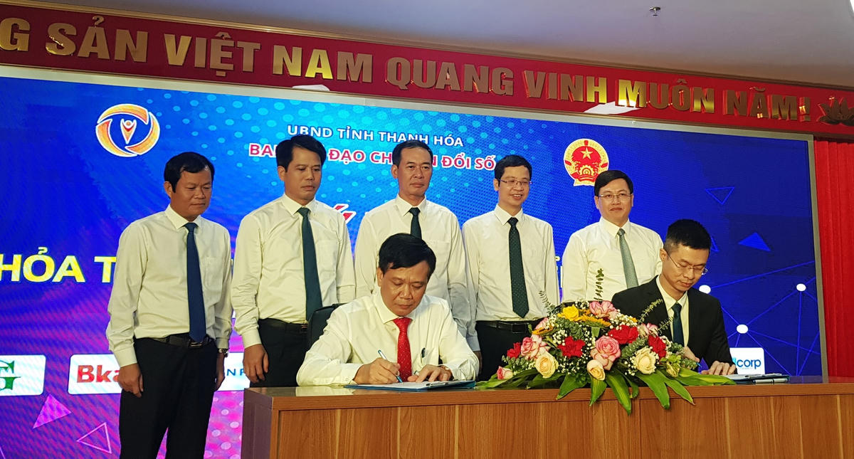 Các đại biểu đã tiến hành ký kết thỏa thuận hợp tác chuyển đổi số giữa các sở, ngành, UBND các huyện, thị xã, thành phố của tỉnh với các tập đoàn, doanh nghiệp công nghệ số.