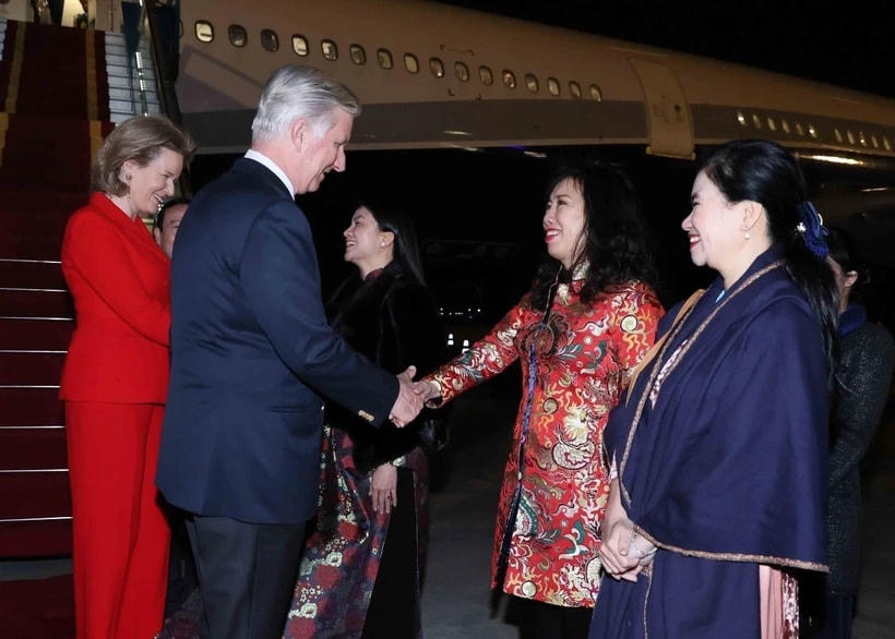 Đại biểu đón Nhà vua Bỉ Philippe và Hoàng hậu Mathilde tại sân bay quốc tế Nội Bài. (Ảnh: An Đăng/TTXVN)