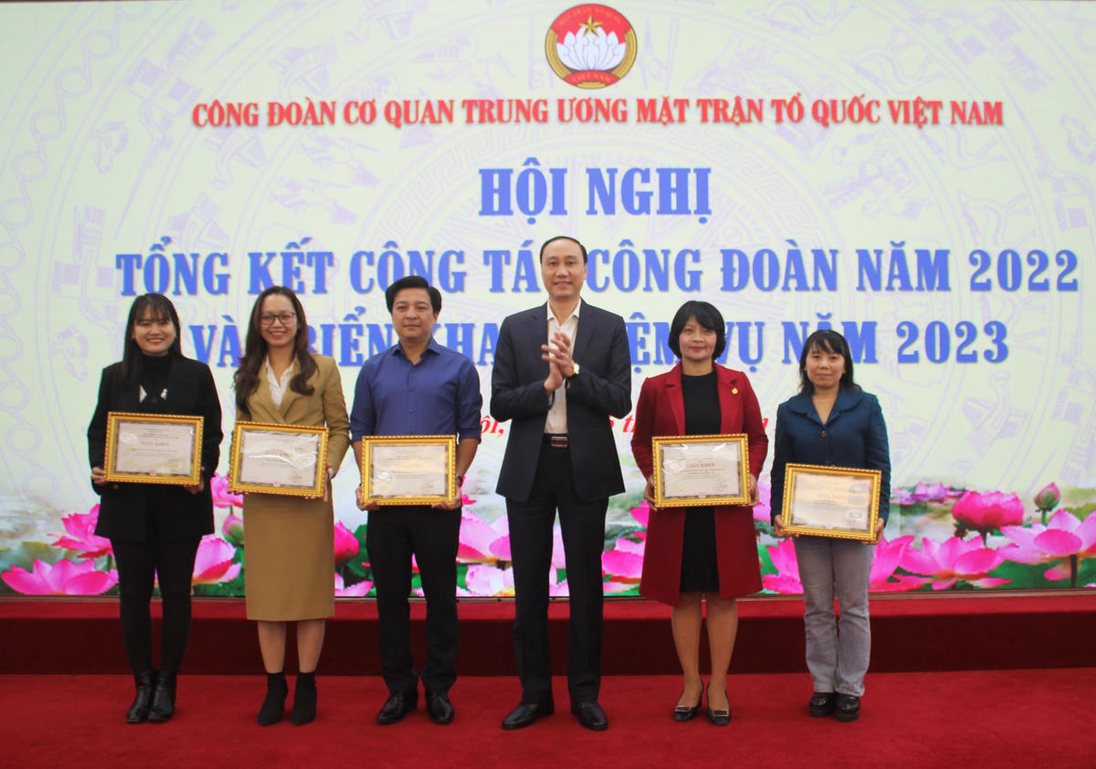Phó Chủ tịch Phùng Khánh Tài trao Bằng khen cho các tập thể có thành tích xuất sắc trong công tác công đoàn năm 2022.
