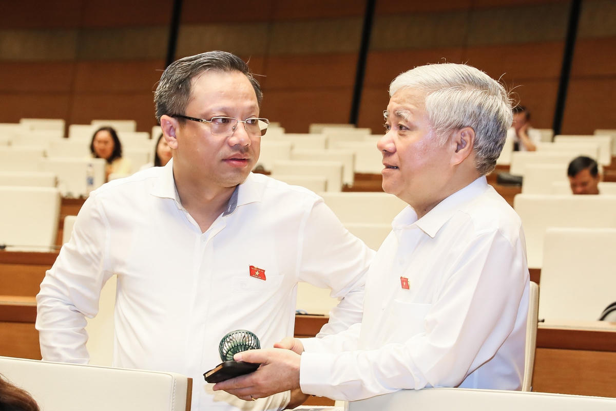Chủ tịch UBTƯ MTTQ Việt Nam Đỗ Văn Chiến đến dự kỳ họp, trao đổi với ĐBQH đoàn TP Hà Nội (Ảnh: Quang Vinh).