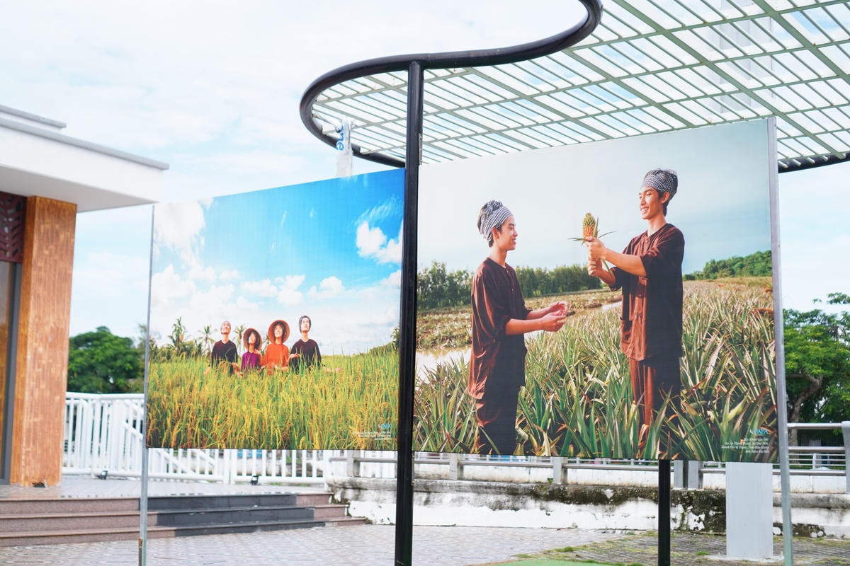 Những bức ảnh tại triển lãm.